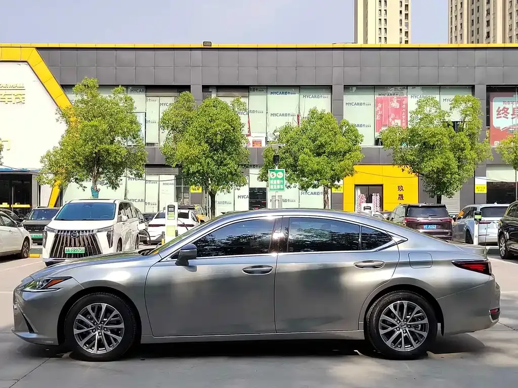 Lexus ES — фото 8
