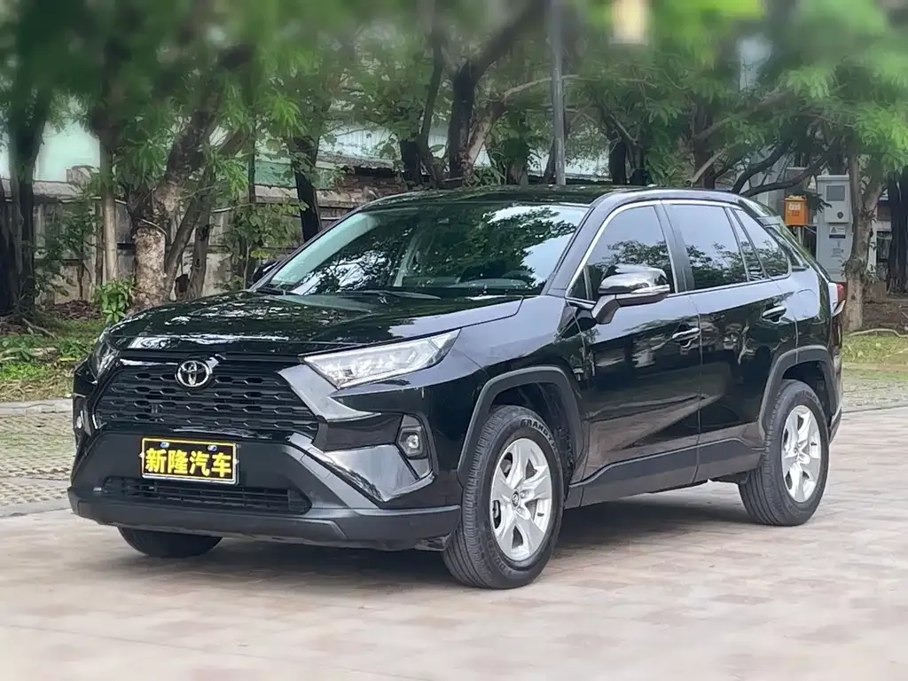 Toyota RAV4 — фото 1