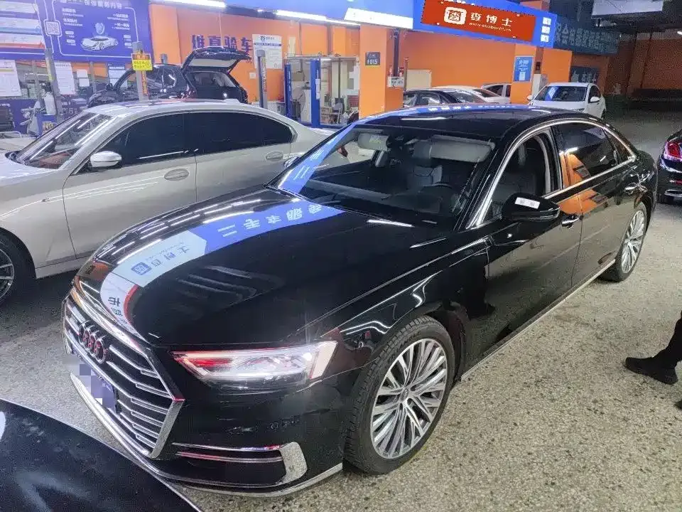 Audi A8 — фото 1