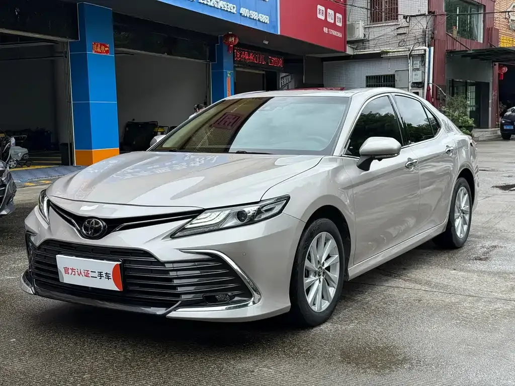 Toyota Camry — фото 1