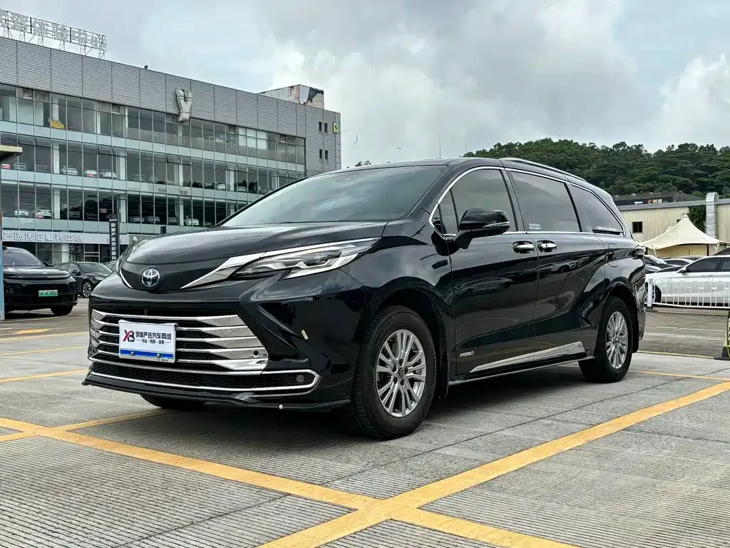 Toyota Sienna — фото 1