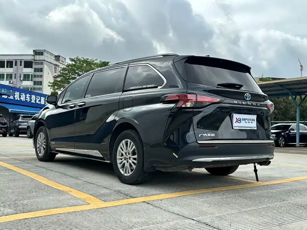 Toyota Sienna — фото 3