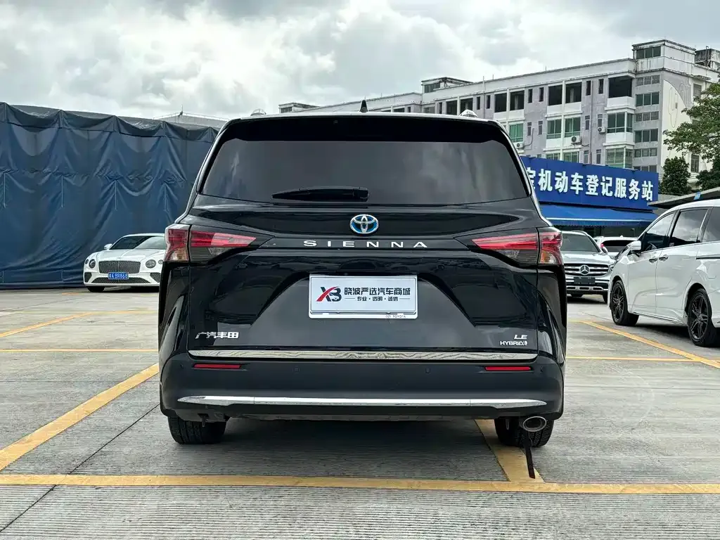 Toyota Sienna — фото 10