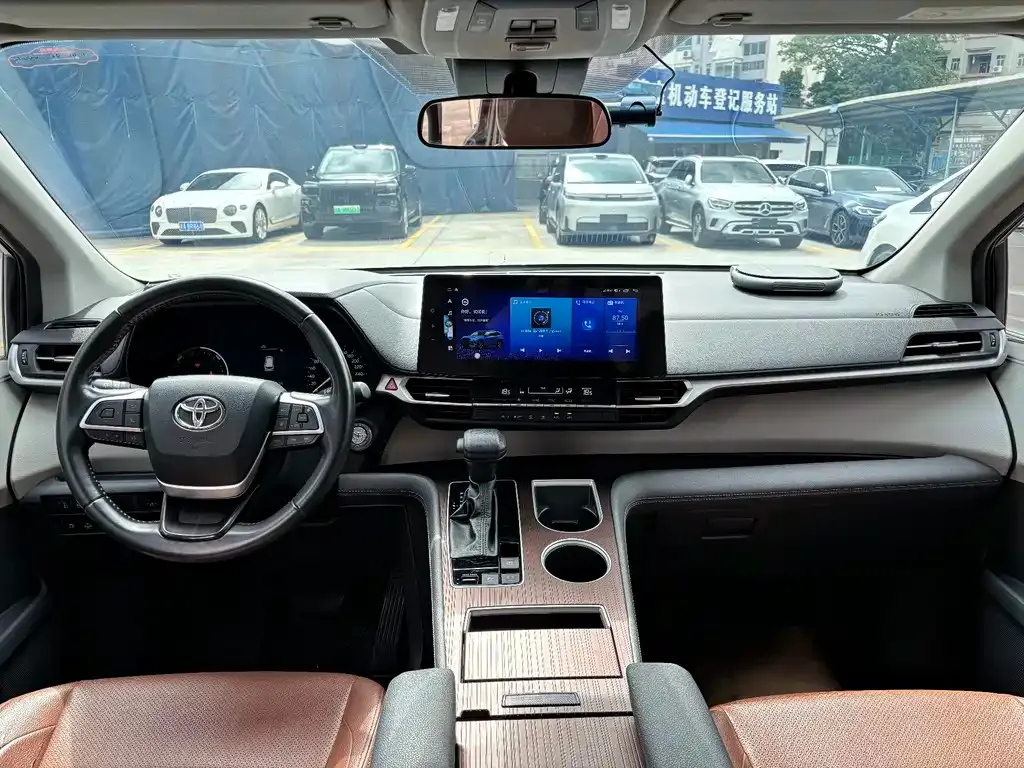 Toyota Sienna — фото 9