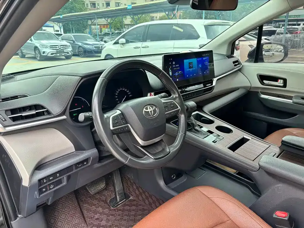 Toyota Sienna — фото 6