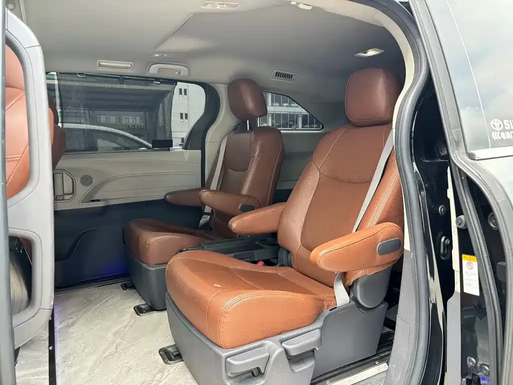 Toyota Sienna — фото 2