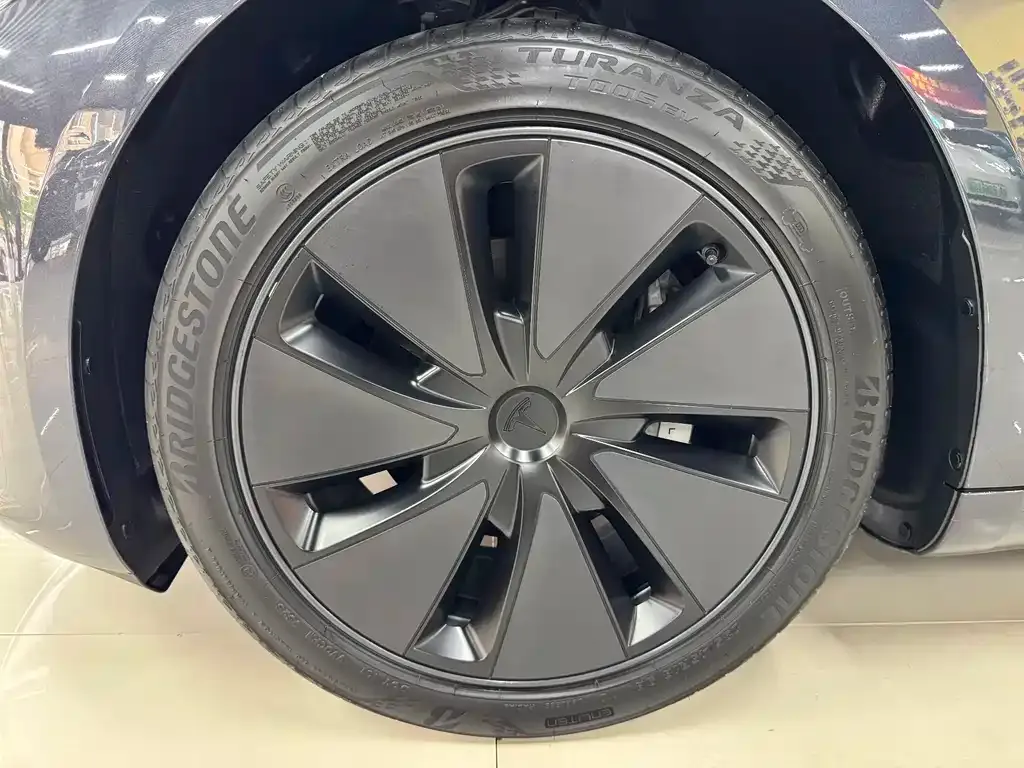 Tesla Model 3 — фото 9