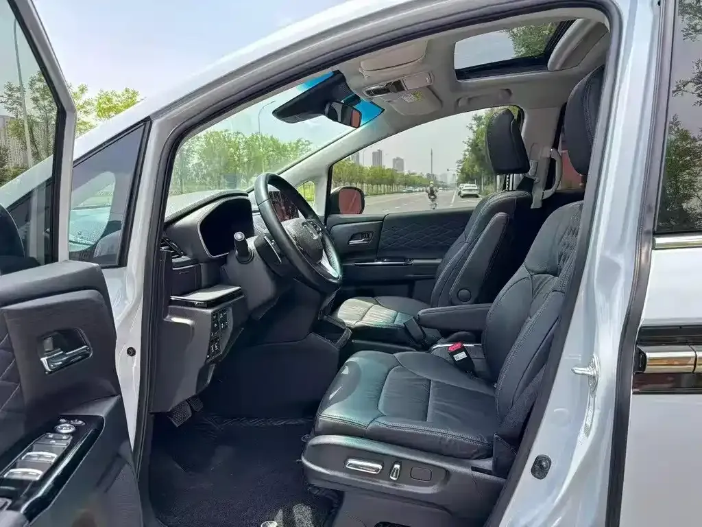 Honda Elysion 2024 из CN, фото 4