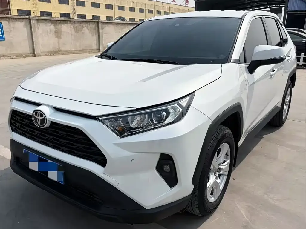 Toyota RAV4 — фото 1