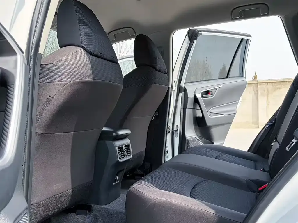 Toyota RAV4 — фото 6