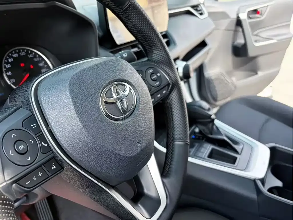 Toyota RAV4 — фото 7
