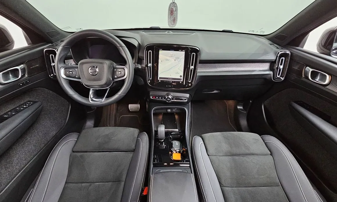 Volvo XC40 — фото 10