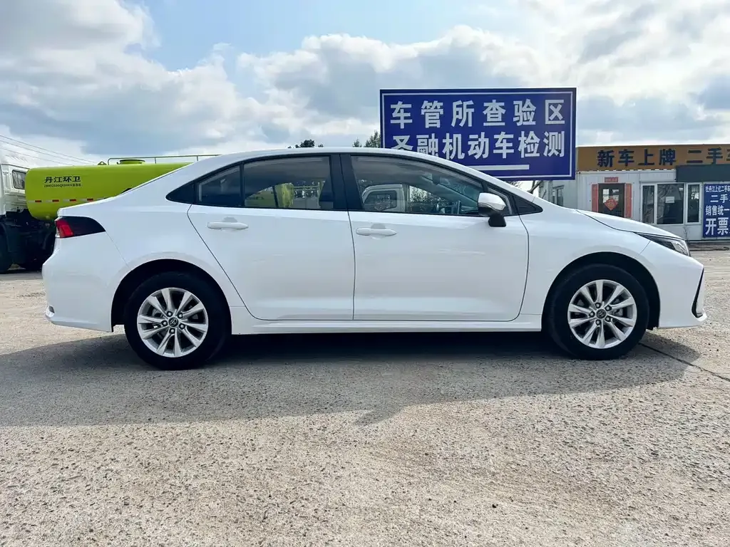 Toyota Corolla — фото 4