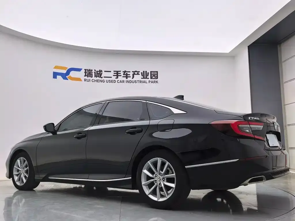 Honda Accord — фото 10