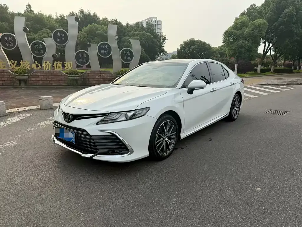 Toyota Camry — фото 1