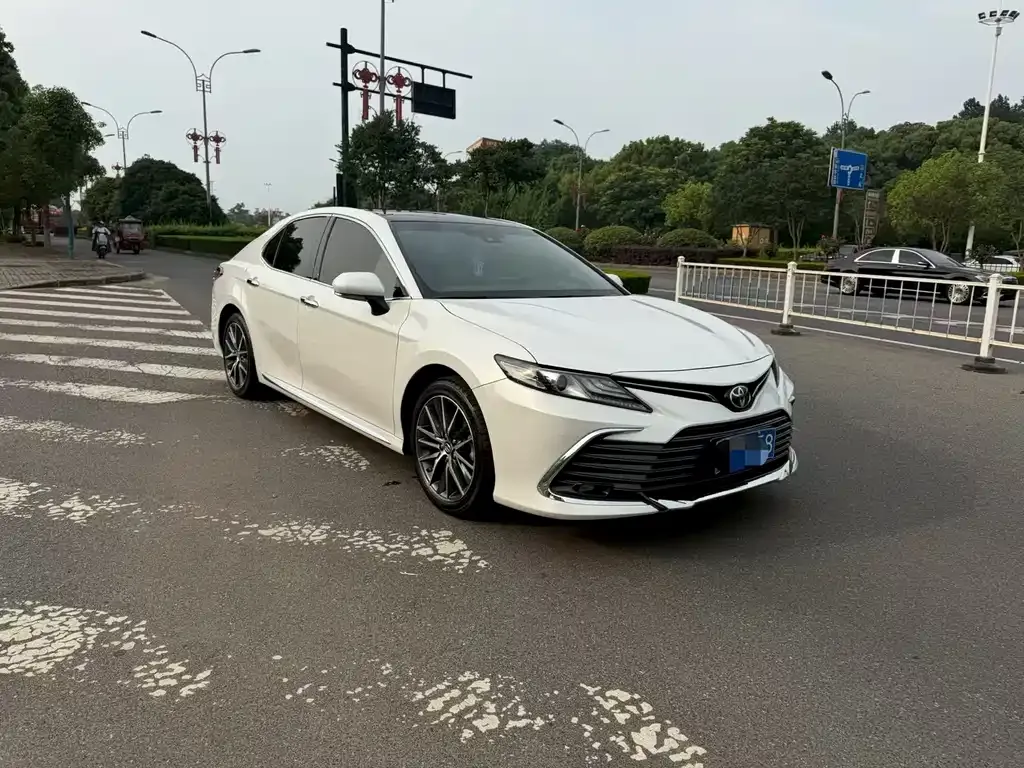 Toyota Camry — фото 3
