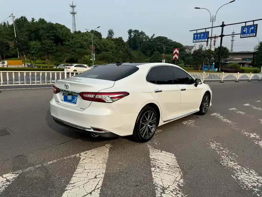 Toyota Camry — фото 5