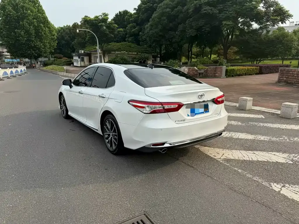 Toyota Camry — фото 9