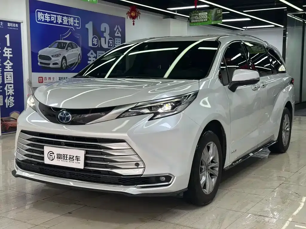 Toyota Sienna — фото 1