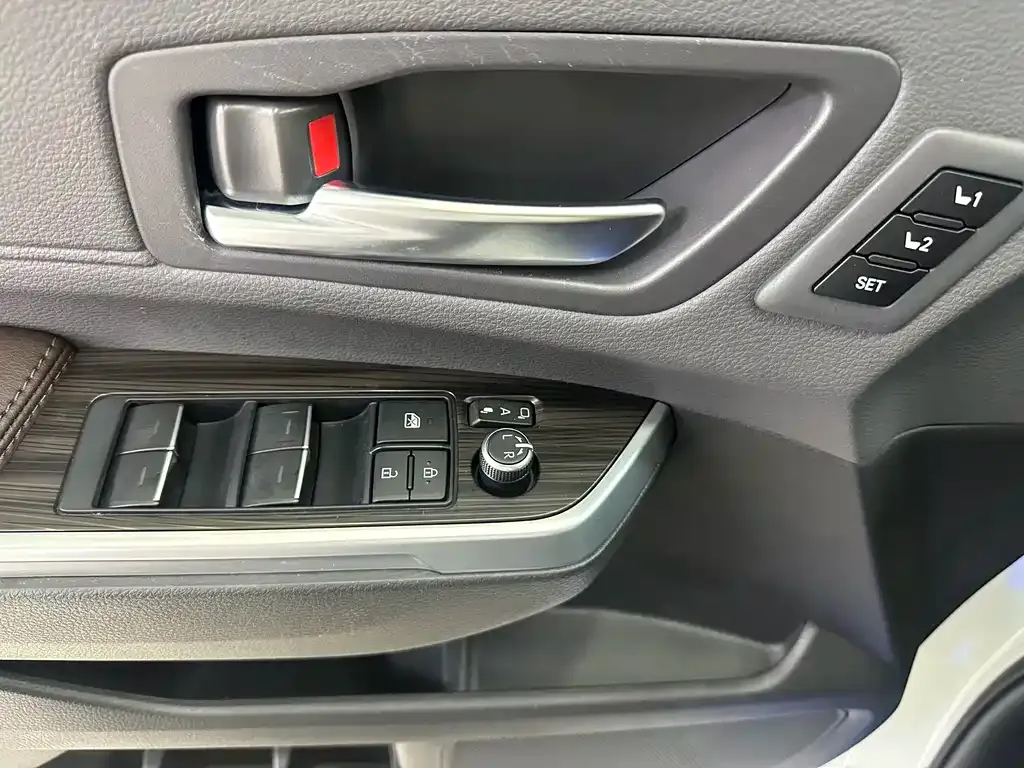 Toyota Sienna — фото 3