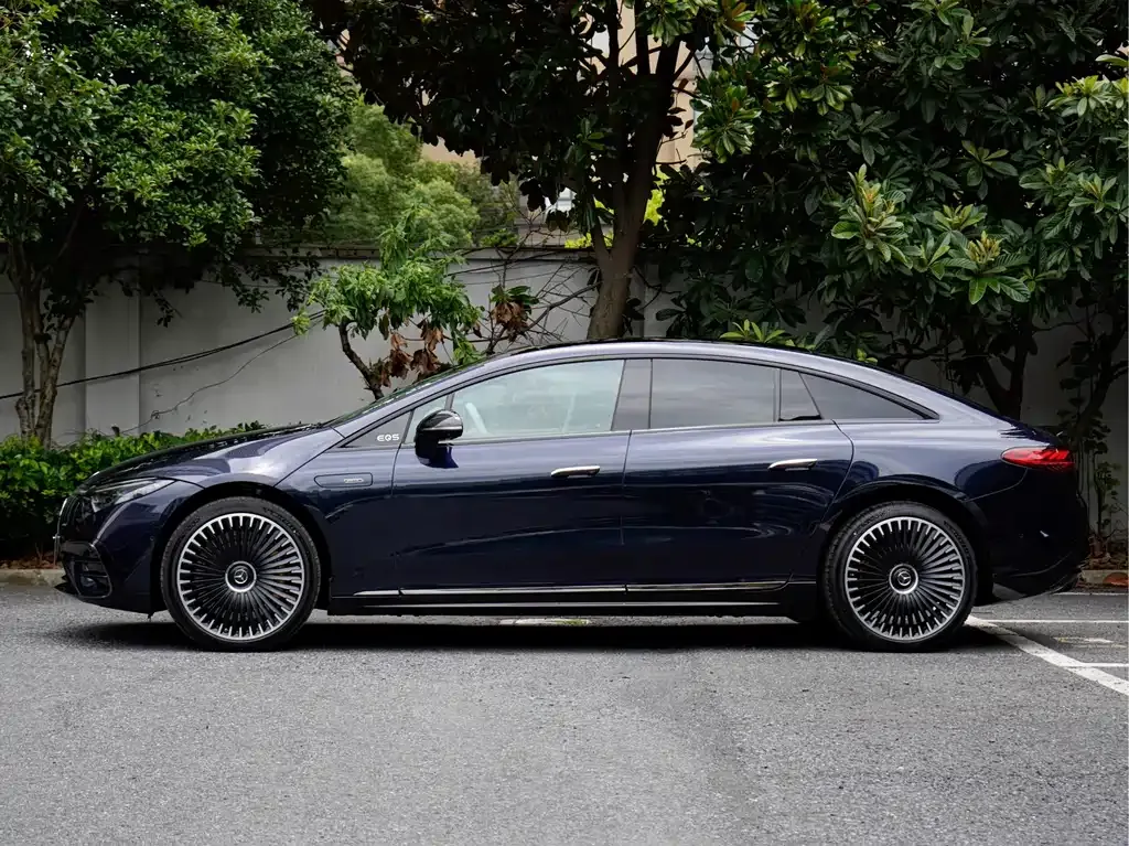 Mercedes-Benz EQS AMG — фото 9