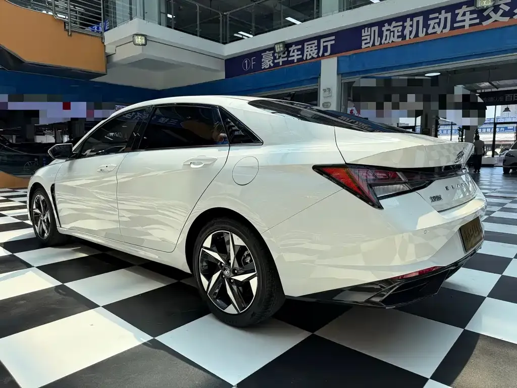 Hyundai Elantra — фото 3