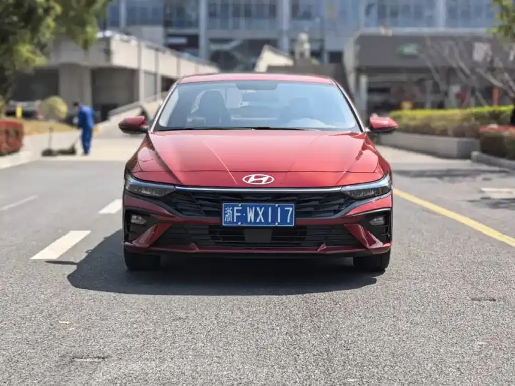 Hyundai Elantra — фото 1