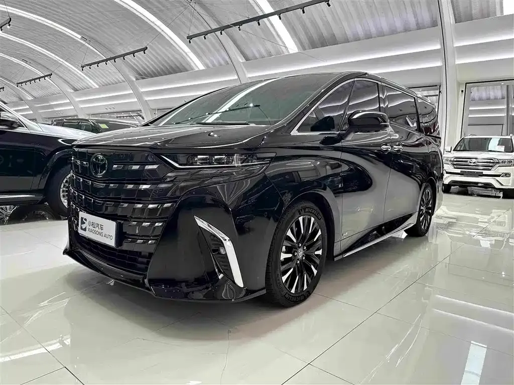 Toyota Alphard — фото 1