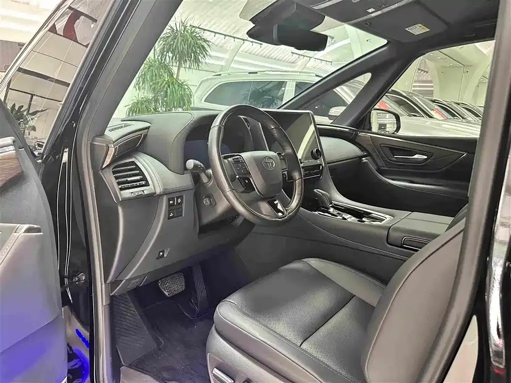 Toyota Alphard — фото 2