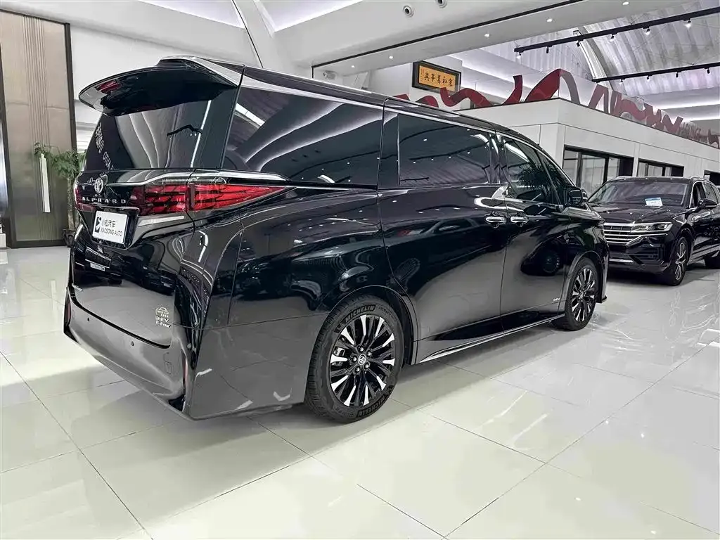 Toyota Alphard — фото 5
