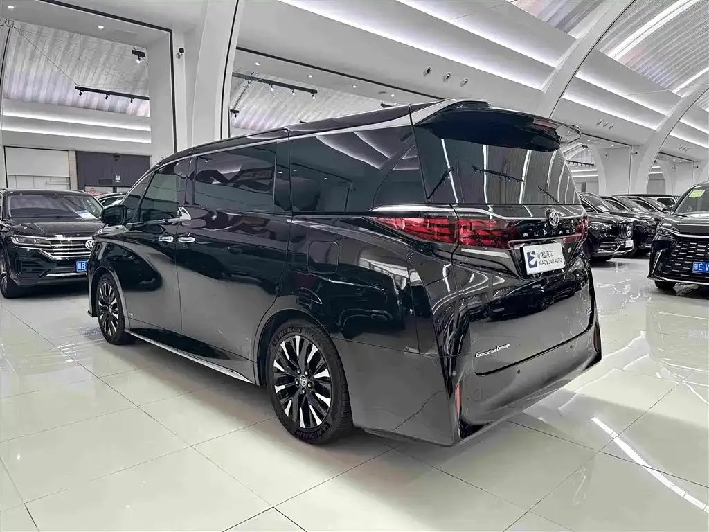 Toyota Alphard — фото 3