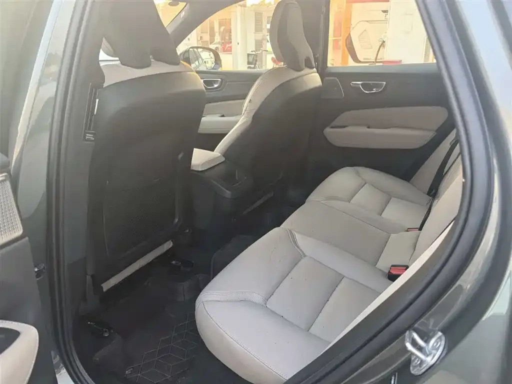Volvo XC60 — фото 10