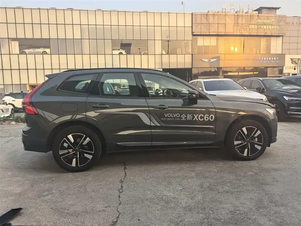 Volvo XC60 — фото 9