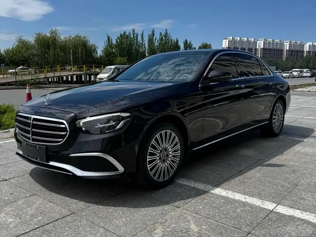 Mercedes-Benz E-Class — фото 1