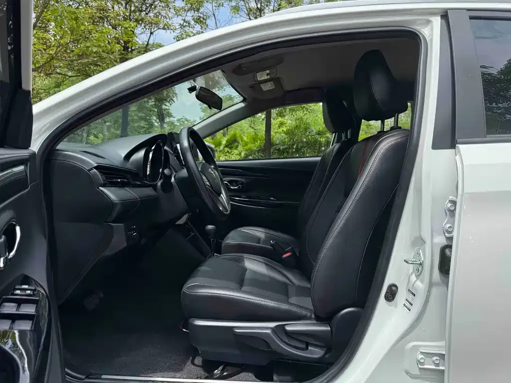 Toyota Yaris L — фото 3