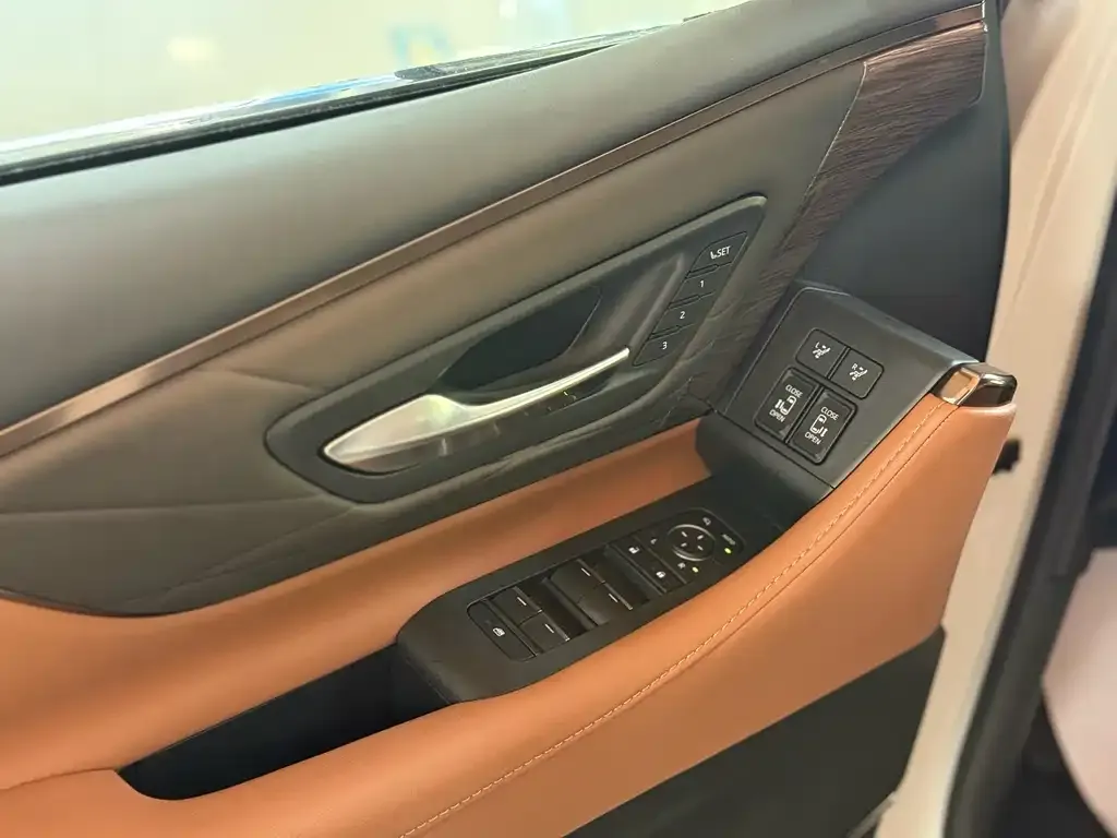Toyota Vellfire — фото 8