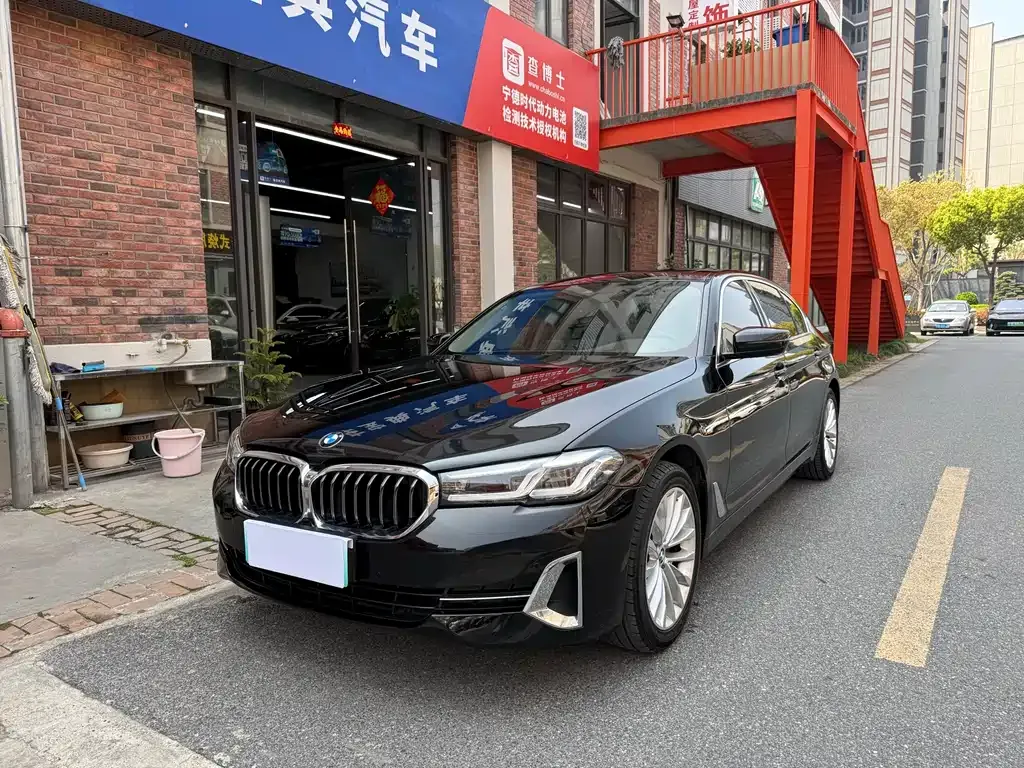 BMW 5 Series — фото 1