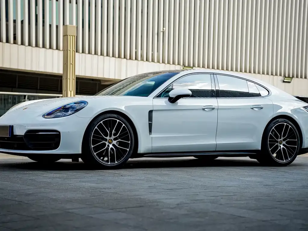 Porsche Panamera — фото 1