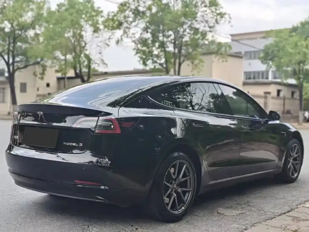 Tesla Model 3 — фото 2