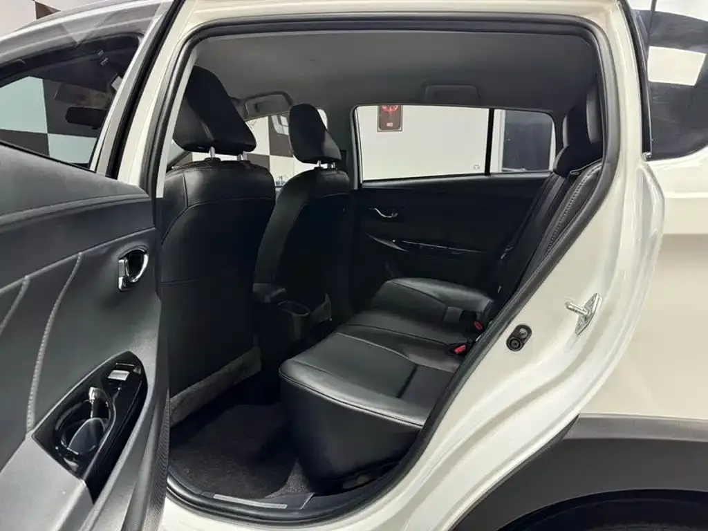 Toyota Yaris L — фото 3