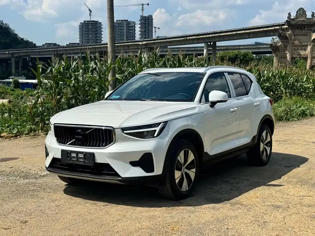 Volvo XC40 — фото 1