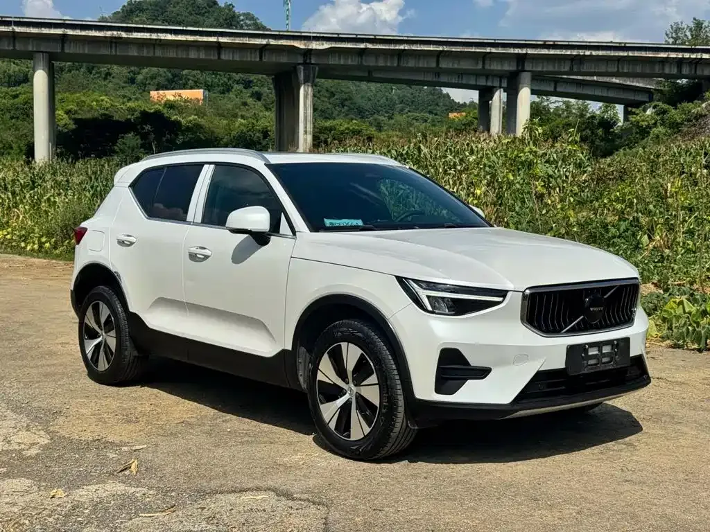 Volvo XC40 — фото 8