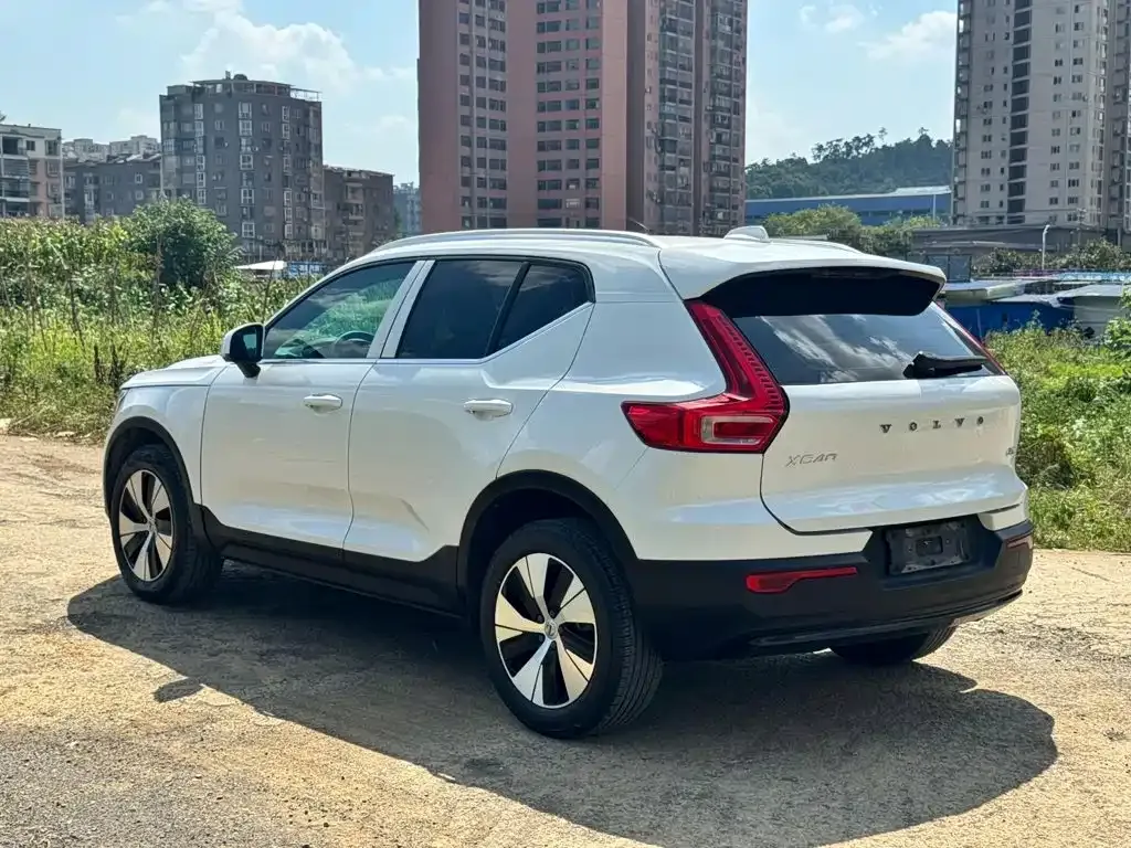 Volvo XC40 — фото 10