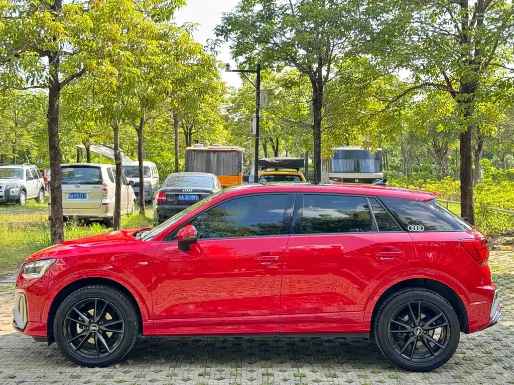Audi Q2L — фото 8