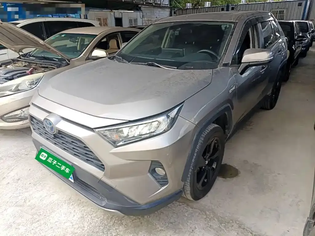 Toyota RAV4 — фото 1