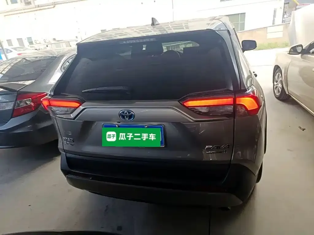 Toyota RAV4 — фото 2