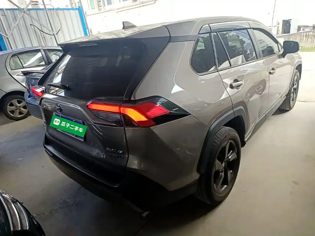 Toyota RAV4 — фото 10