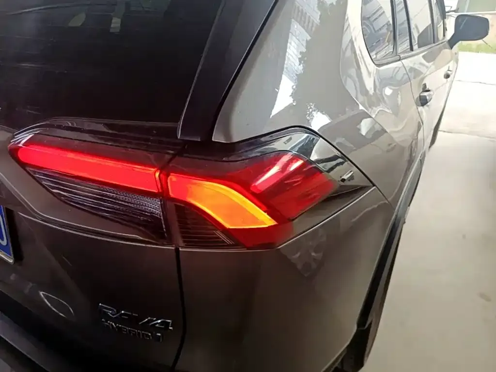 Toyota RAV4 — фото 4