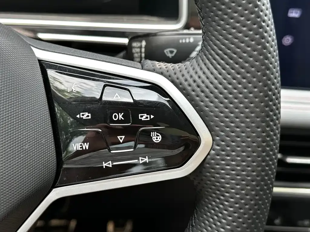 Volkswagen Tiguan L — фото 8