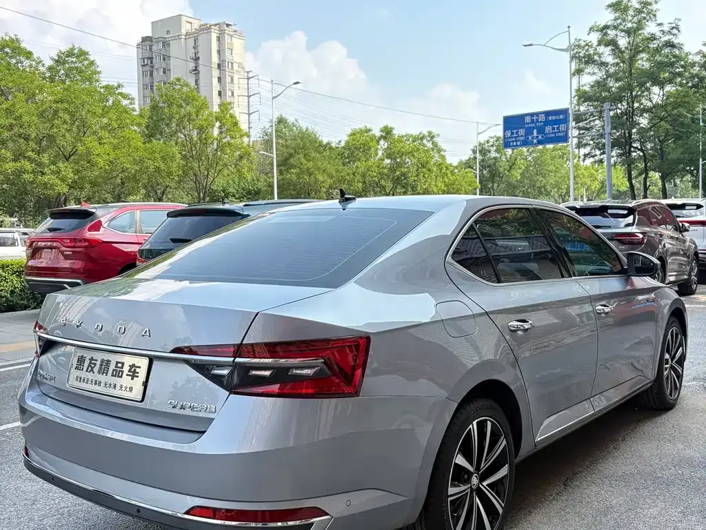 Skoda Superb — фото 8
